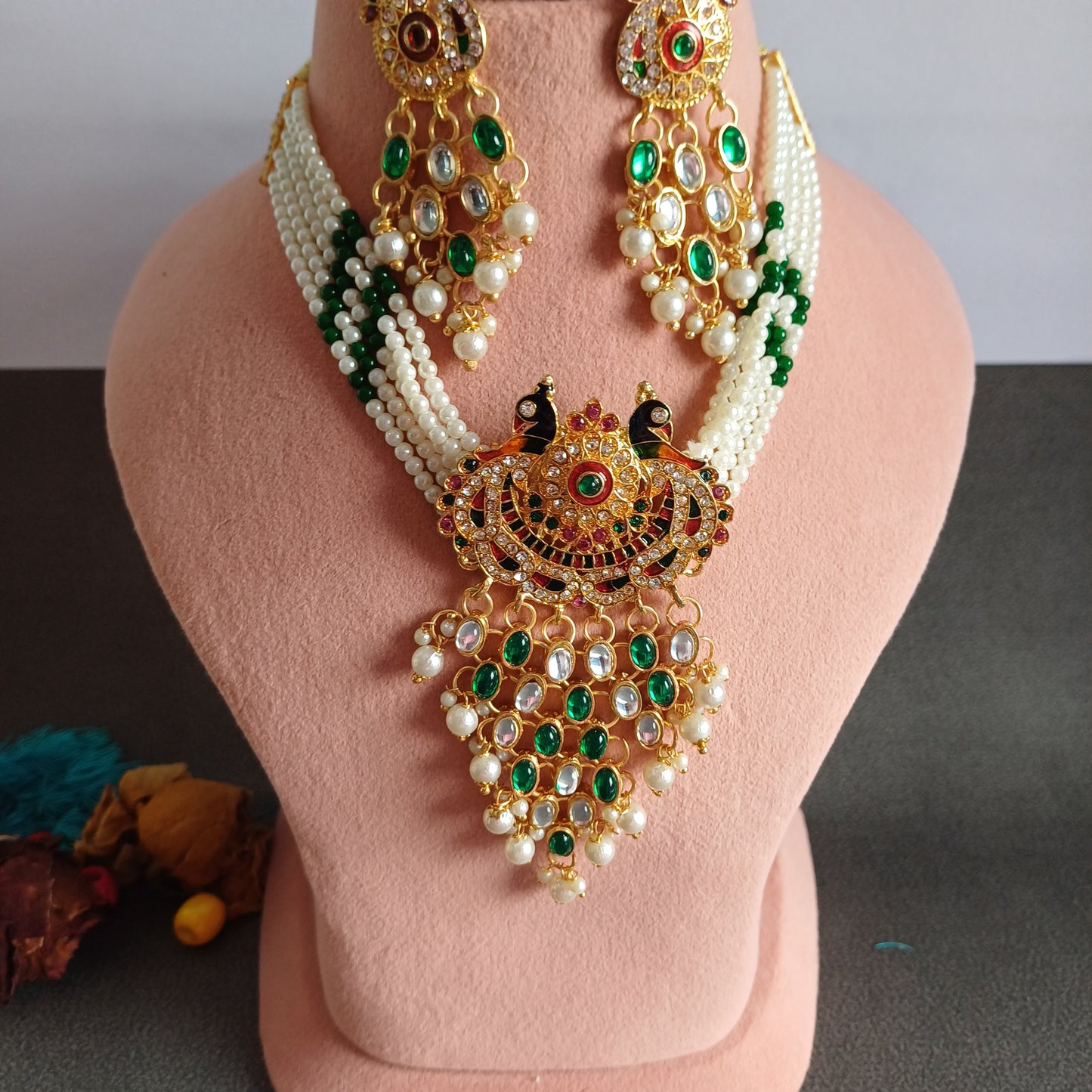 Emerald Gold Jewellery Set