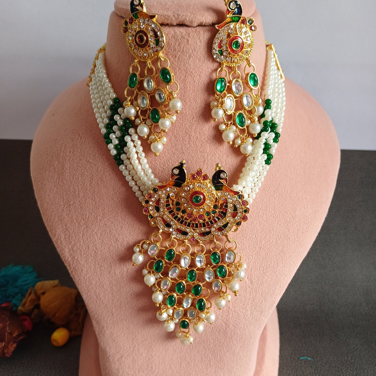 Emerald Gold Jewellery Set